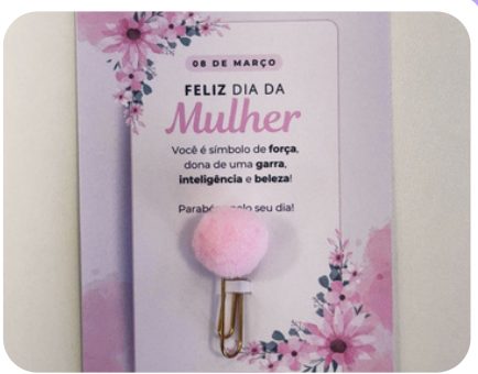 Cartão com clipes de pompom